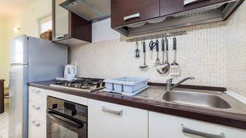 Fridge, oven, stovetop