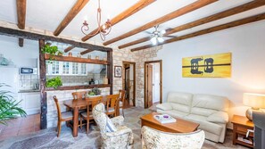 TV, peis, DVD-spiller og stereoanlegg