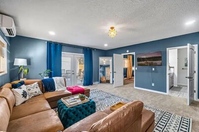 Spacious downtown pad - billiards/ping pong/sauna