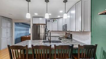 Küchenrolle, Esstisch