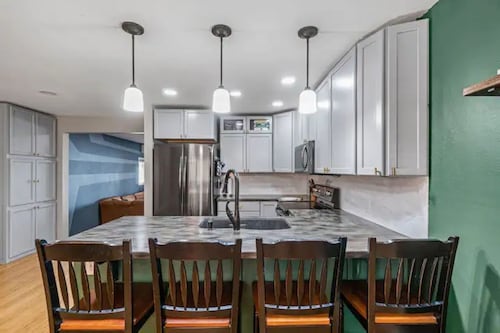 Spacious downtown pad - billiards/ping pong/sauna