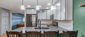 Spacious downtown pad - billiards/ping pong/sauna