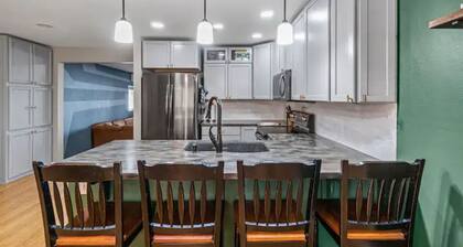 Spacious downtown pad - billiards/ping pong/sauna