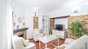 Televisión y chimenea