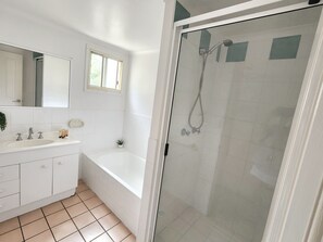 Duschwanne, Haartrockner, Handtücher, Seife