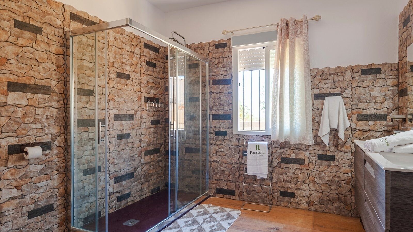 Ducha, secador de pelo y toallas