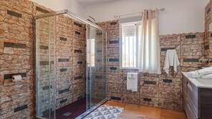 Shower, hair dryer, towels - Villa Ortega Alba Alcalá La Real by Ruralidays (Jaén)