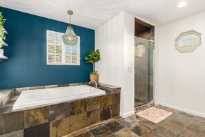 Badewanne, Whirlpool, Haartrockner, Handtücher