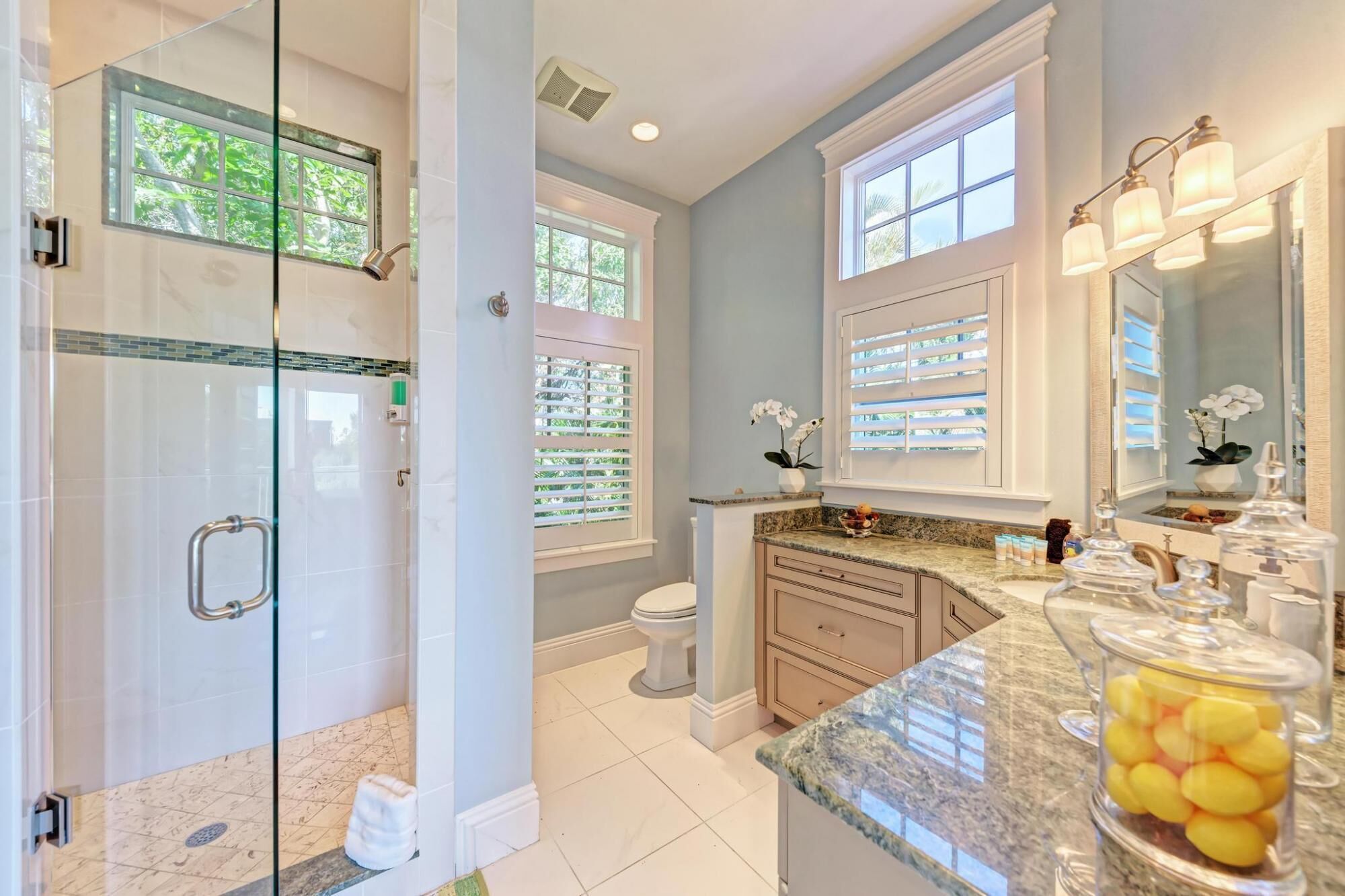 House, Smoking | Bathroom