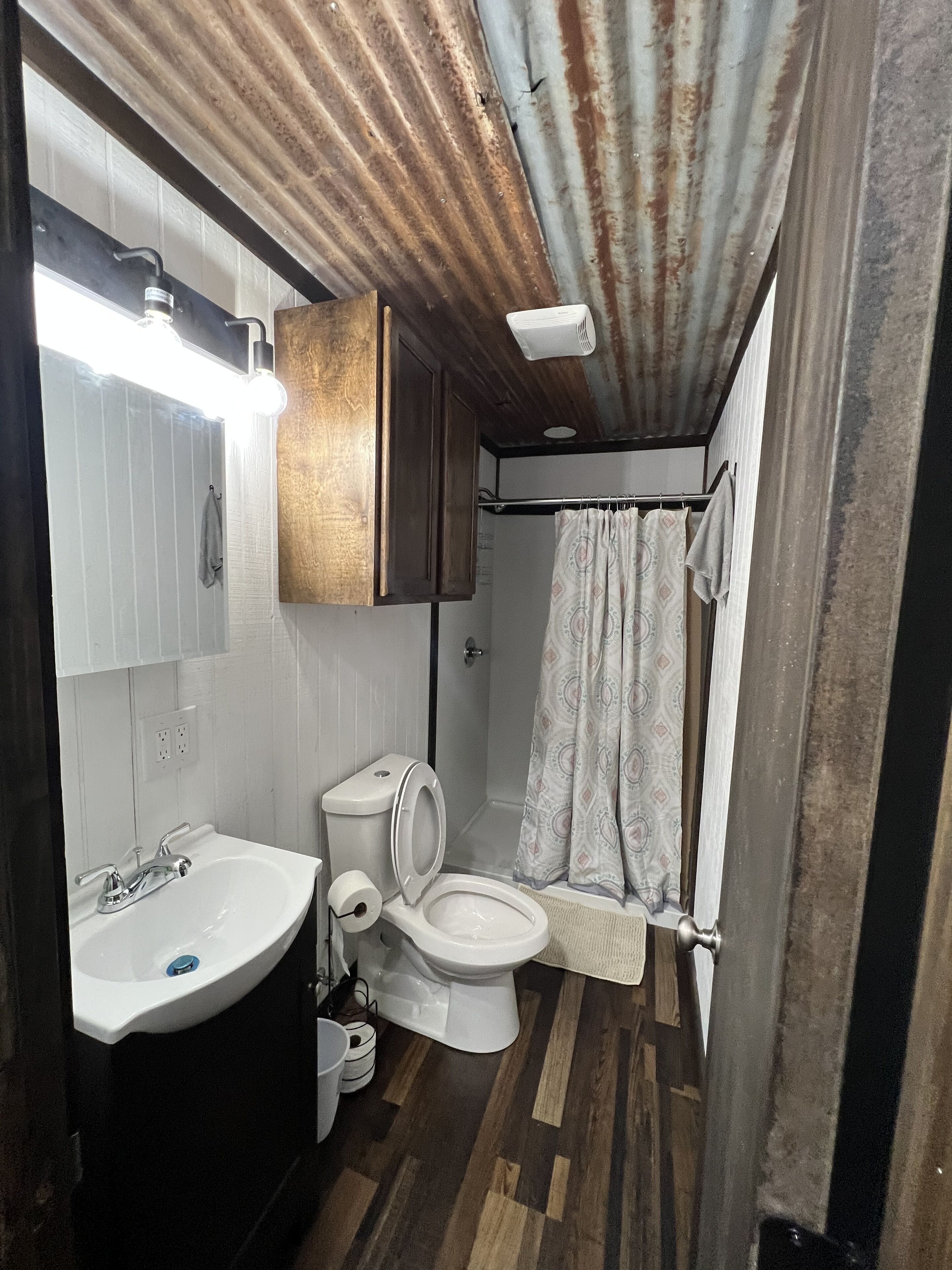 Douche, sèche-cheveux, serviettes fournies, savon