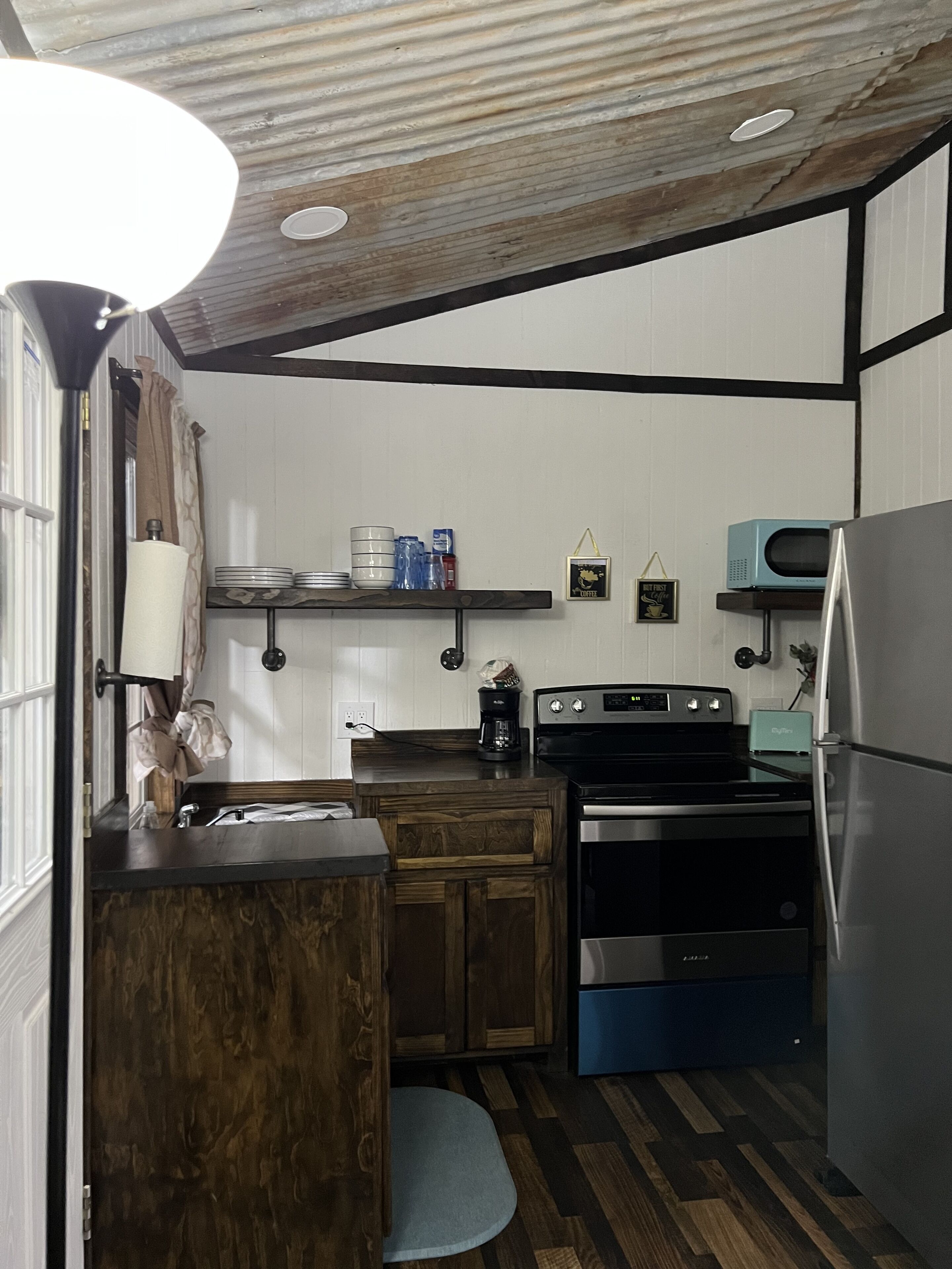 Frigorífico, microondas, horno y placa de cocina