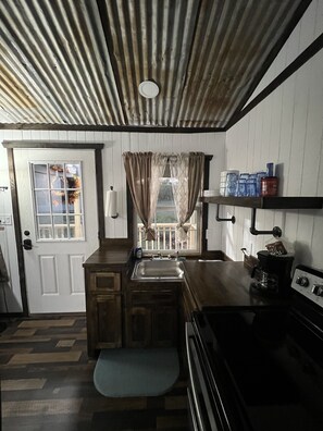 冷蔵庫、電子レンジ、オーブン、コンロ