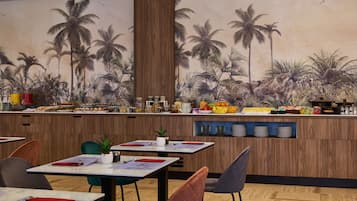 Daily continental breakfast (EUR 12 per person)