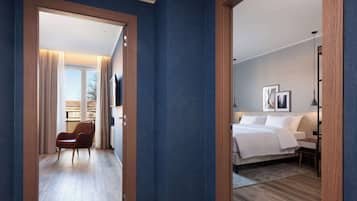 Una habitación de hotel con cama, escritorio, silla y televisor.