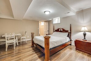 5 bedrooms, iron/ironing board, internet, bed sheets