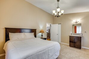 5 bedrooms, iron/ironing board, Internet, bed sheets - Family-Friendly Home 2 Mi to Dtwn Colorado Springs (Colorado Springs)