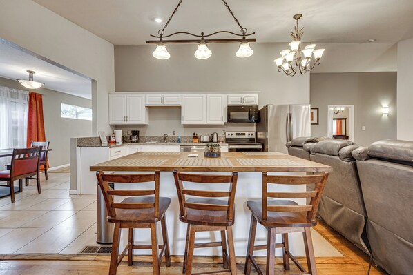 Fridge, microwave, stovetop, dishwasher - Family-Friendly Home 2 Mi to Dtwn Colorado Springs (Colorado Springs)