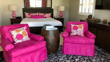 Een kluis op de kamer, een strijkplank/strijkijzer, gratis wifi