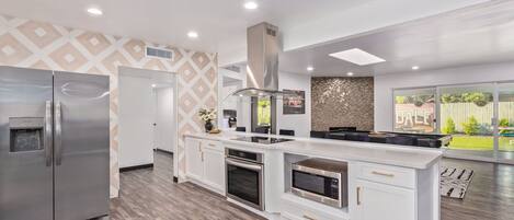 Chaise haute, tables Ă manger