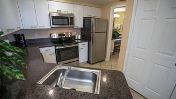 雪櫃、微波爐、焗爐、爐具