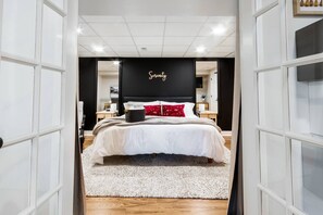 4 chambres, bureau, fer et planche à repasser, lit parapluie