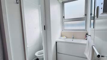 Ducha, artículos de tocador gratuitos, toallas, jabón
