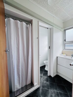 Shower, free toiletries, towels, soap - Brooklyne Motel Sanson (Sanson)