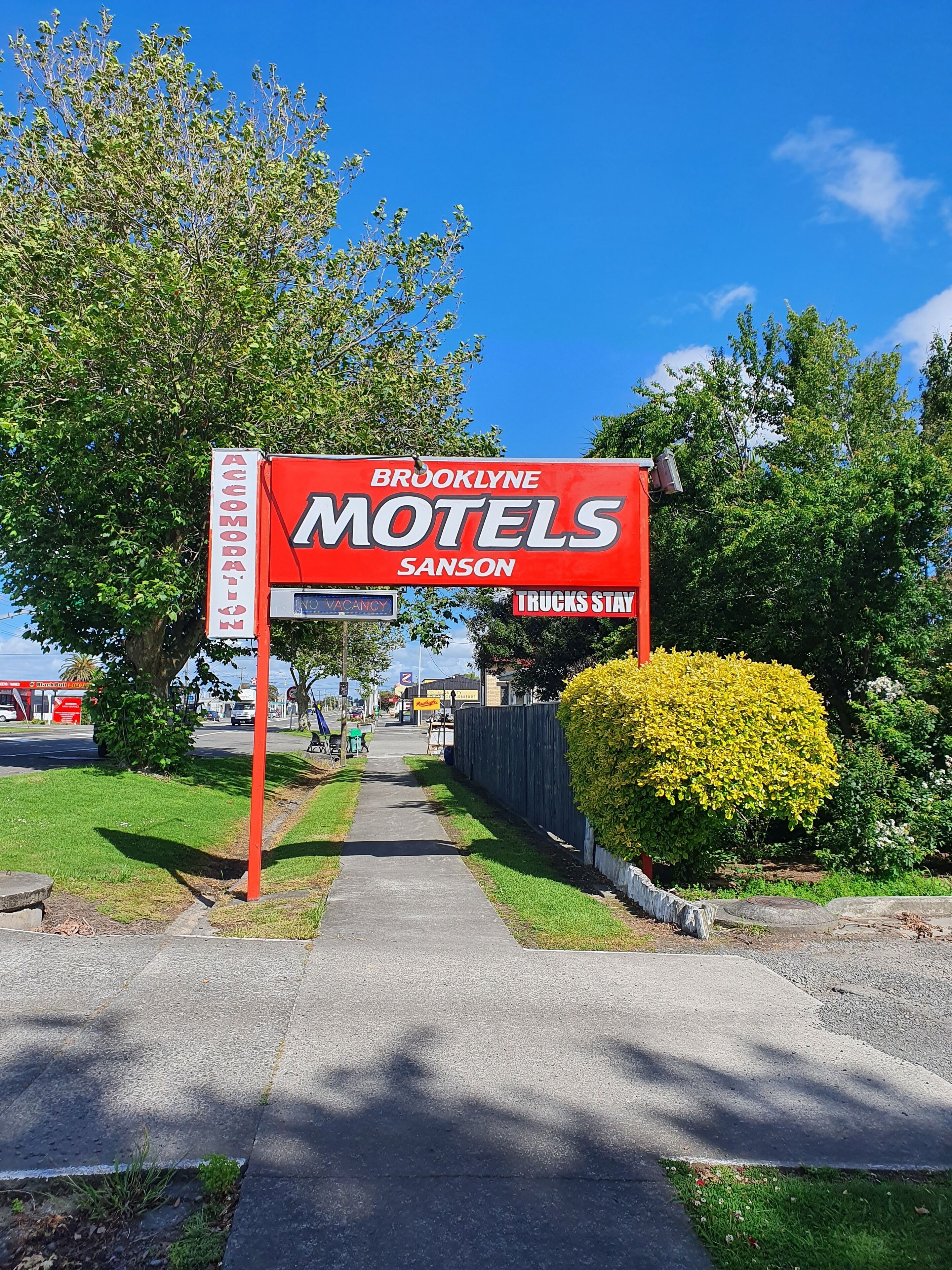 Un letrero de motel que muestra 'Brooklyn Motels Sanson' y 'Sin disponibilidad'.