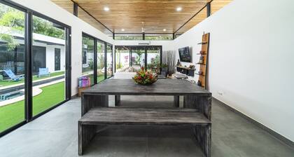 350m to beach - Guitar-shaped Pool – Kitchen - BBQ: Casa Guitarra