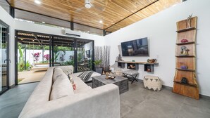 Un salon moderne avec un canapé, une table basse et des objets de décoration.