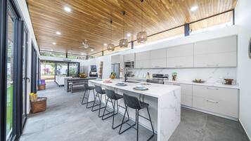 Refrigerador, microondas, horno y lavavajillas