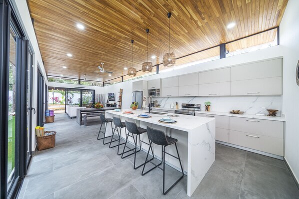 Een koelkast, een magnetron, een oven, een vaatwasser