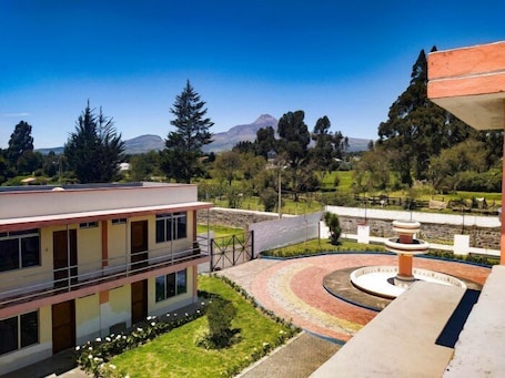Terrace/patio. Hostería Cotopaxi Tour