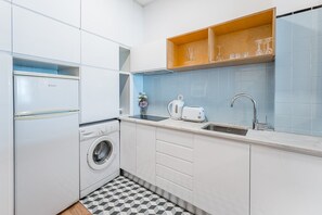 Réfrigérateur, four à micro-ondes, cafetière-théière, grille-pain