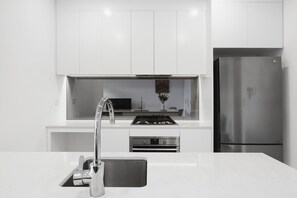 Kjøleskap, mikrobølgeovn, ovn og kokeplater