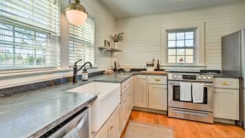 Fridge, microwave, stovetop, dishwasher