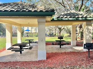 A covered picnic area with benches and a trash can. - 2-102 Legacy Dunes, Lake Views, Heated Pool, Free Wifi and Parking (Kissimmee)