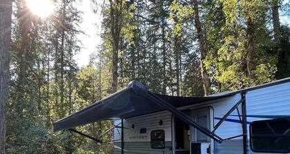 Quiet, majestic views of the Shire in a cozy glamping set up!