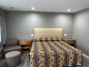 Escritorio, espacio para trabajar con laptop y wifi gratis 