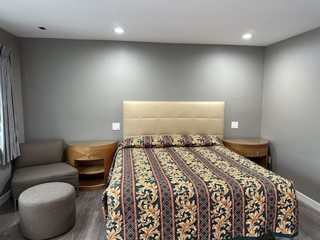 Una scrivania, postazione laptop, Wi-Fi gratuito, lenzuola