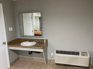 Escritorio, espacio para trabajar con laptop y wifi gratis 