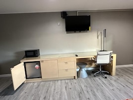 Escritorio, espacio para trabajar con laptop y wifi gratis