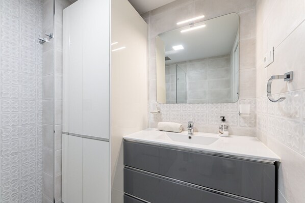 Shower, hair dryer, towels