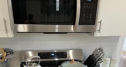 Lovely 3Br with free parking/King bed and patio-5 min from beach
