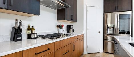 Frigorífico, microondas, horno y placa de cocina