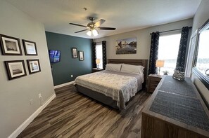 2 quartos, ferros/tábuas de passar roupa, berço de viagem