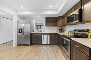 Refrigerador, microondas, horno y parrilla de estufa 