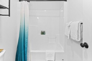 Combined shower/bathtub, hair dryer, towels