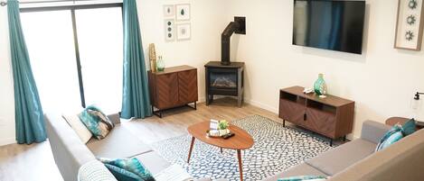 Een televisie en een open haard