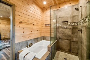 Badewanne, Haartrockner, Handtücher